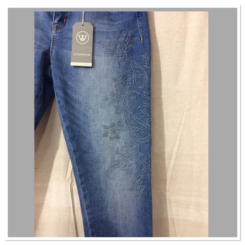 Embroidered Seamless Ankle Jeans - Picture 4 of 6
